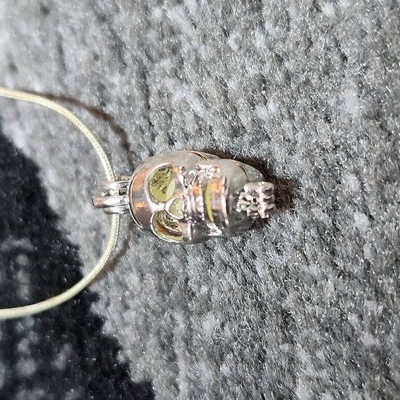 SKULL GLOW-IN-DARK STONE NECKLACE & BUCKET LIST KEEPSAKE BOX - Picture 2 of 14